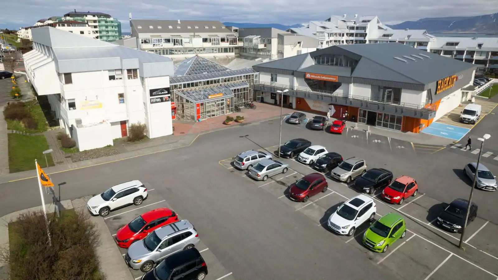 Mundaði hníf og skotinn með rafbyssu í Hag­kaup á Eiðis­torgi - Vísir
