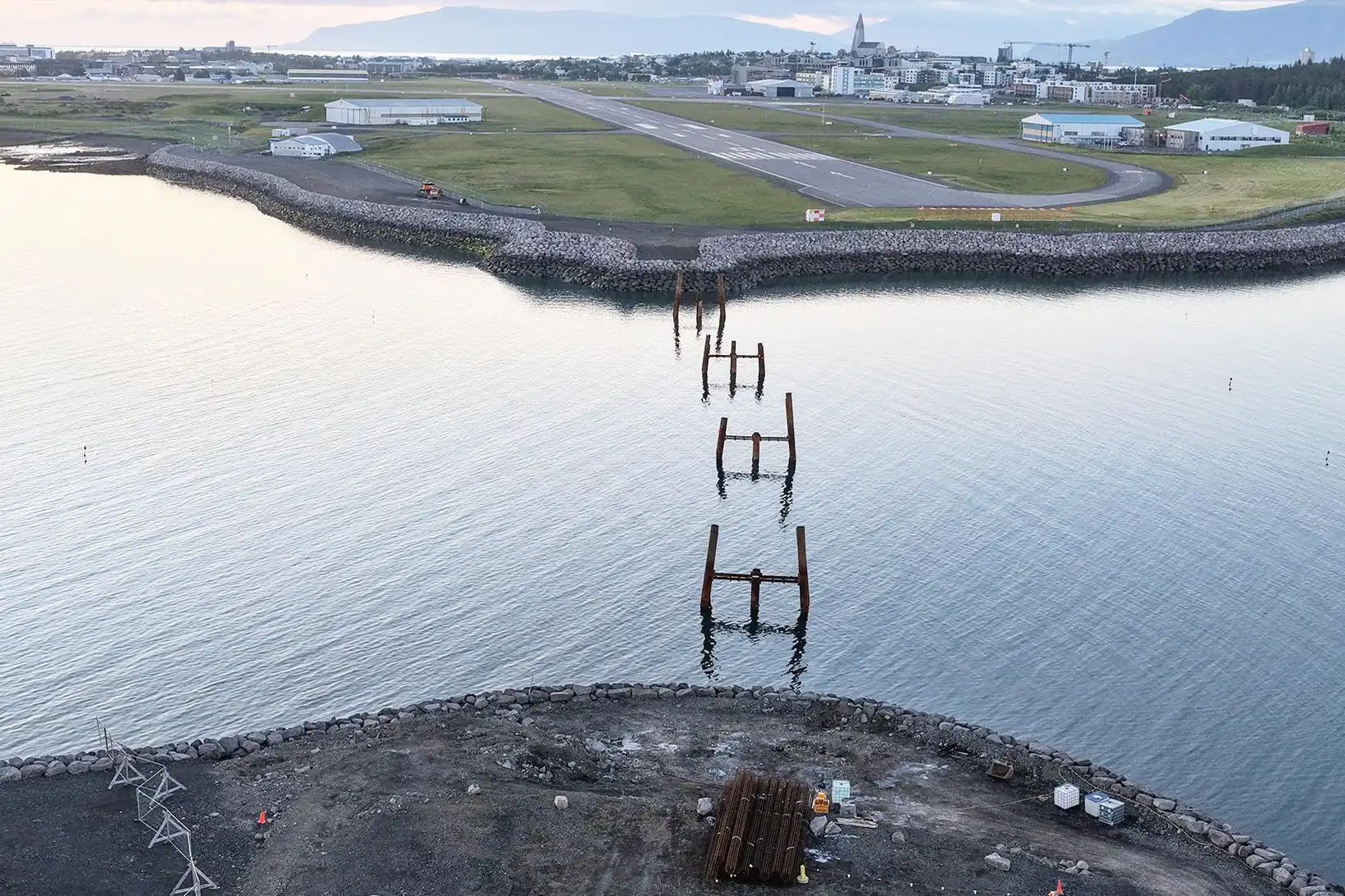 Myndir: Burðarverk Fossvogsbrúar skagar upp úr sæ - MBL.IS