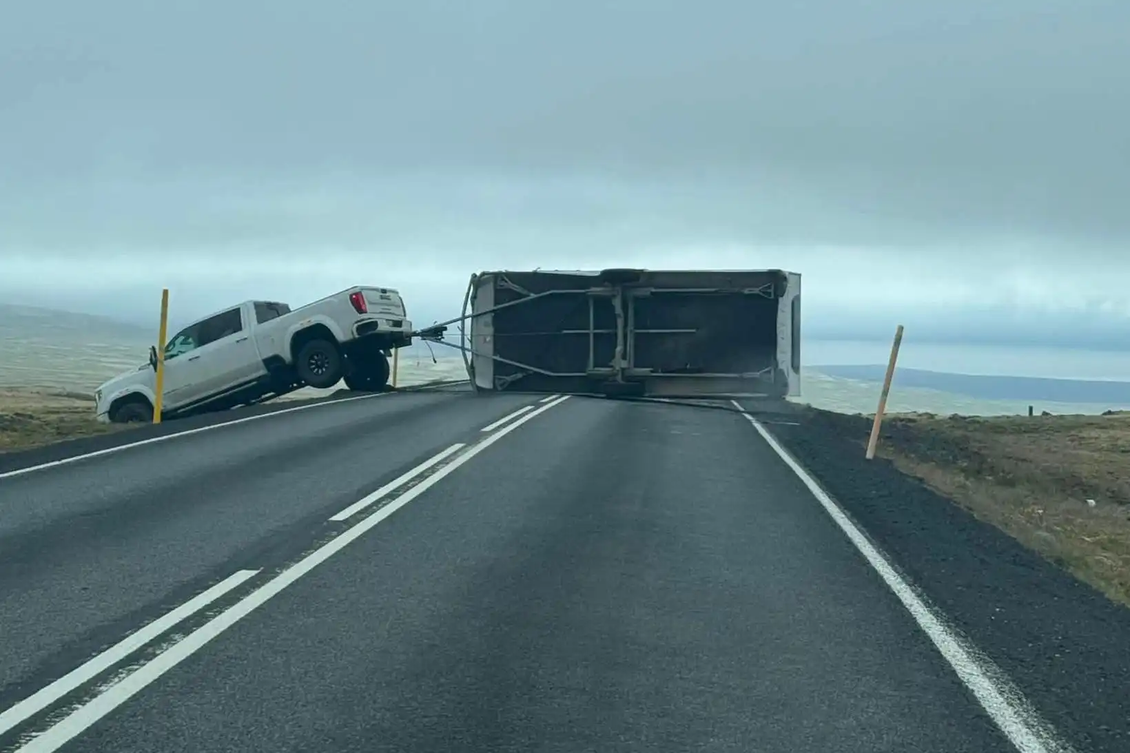 Myndir: Hjólhýsi þveraði veginn á Holtavörðuheiði - MBL.IS