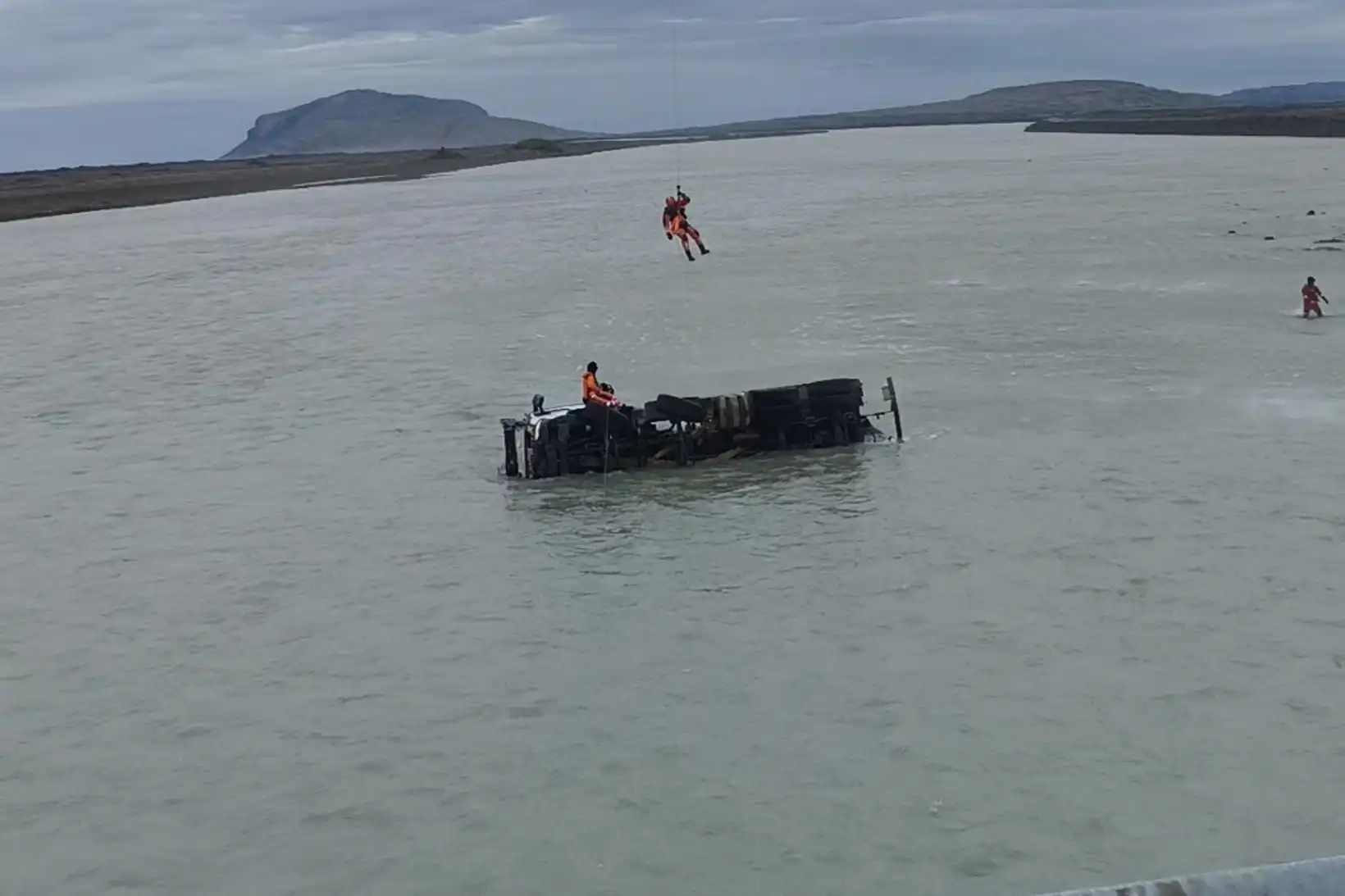 Myndskeið: Hífðu ökumanninn úr Þjórsá - MBL.IS