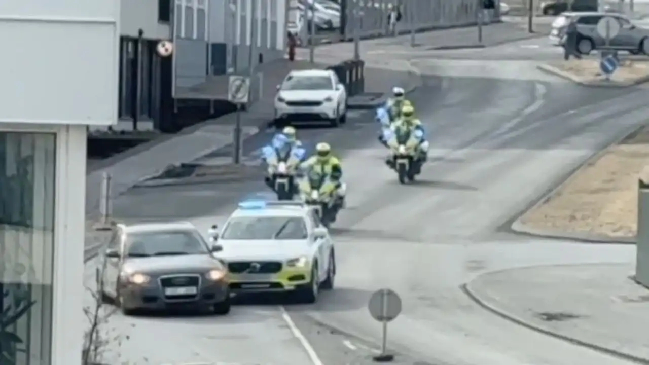 Myndskeið sýnir lögreglu keyra utan í bílinn