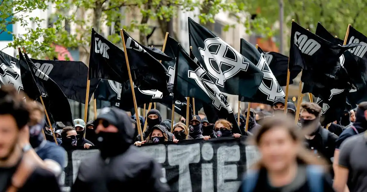 Nær hundrað handtekin fyrir ólögleg mótmæli í París