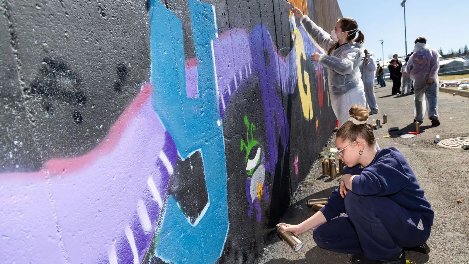 Nem­endur í Seljaskóla graffa 56 metra lista­verk við skólann - Vísir