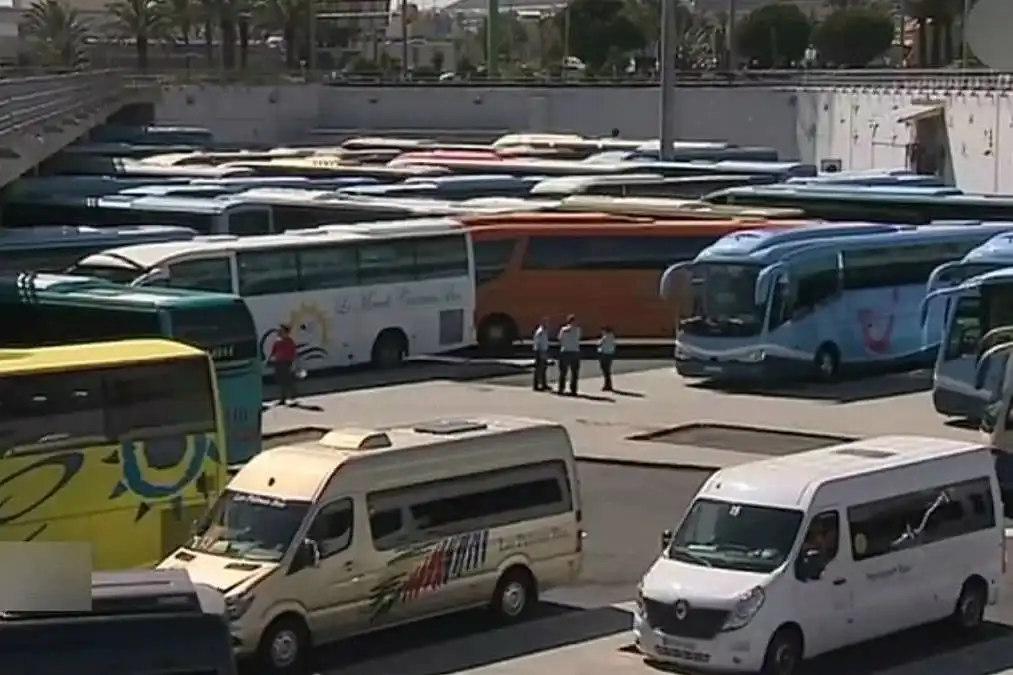 New airport rules leave tourists arriving in Lanzarote waiting longer for transfer buses