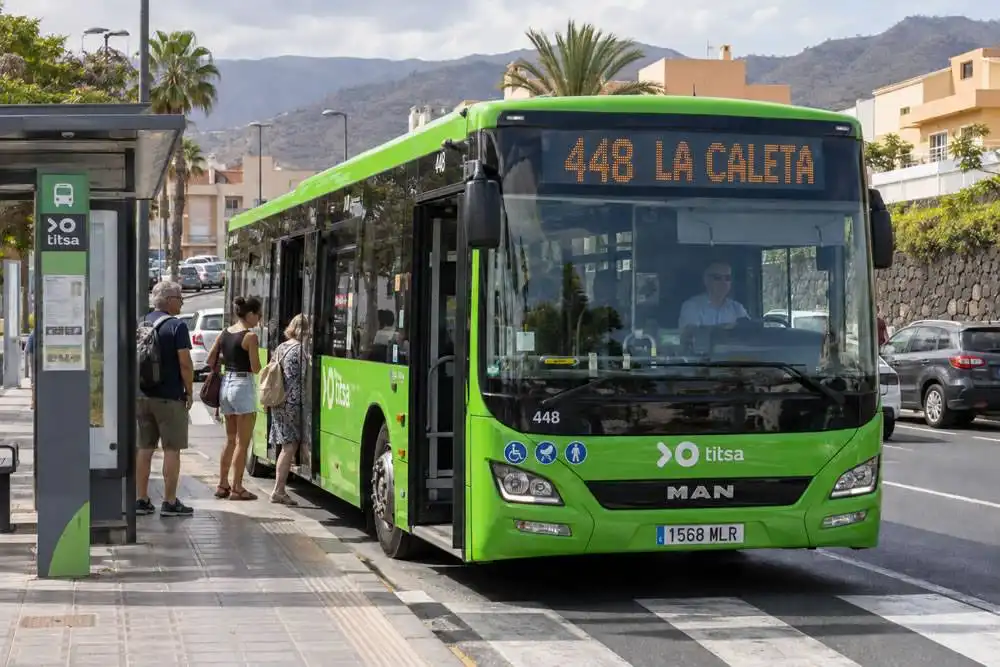 New bus routes in Adeje carry over 10,000 passengers in just five weeks