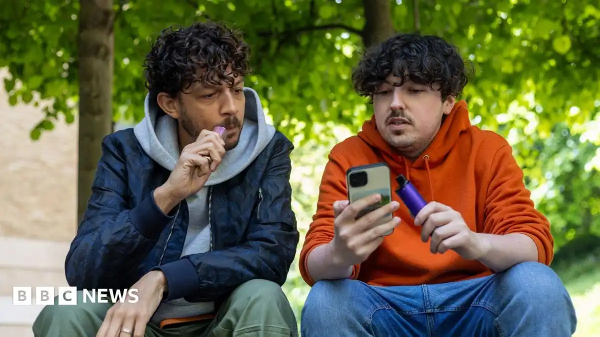Nicotine vapes best chance to quit smoking, major review finds