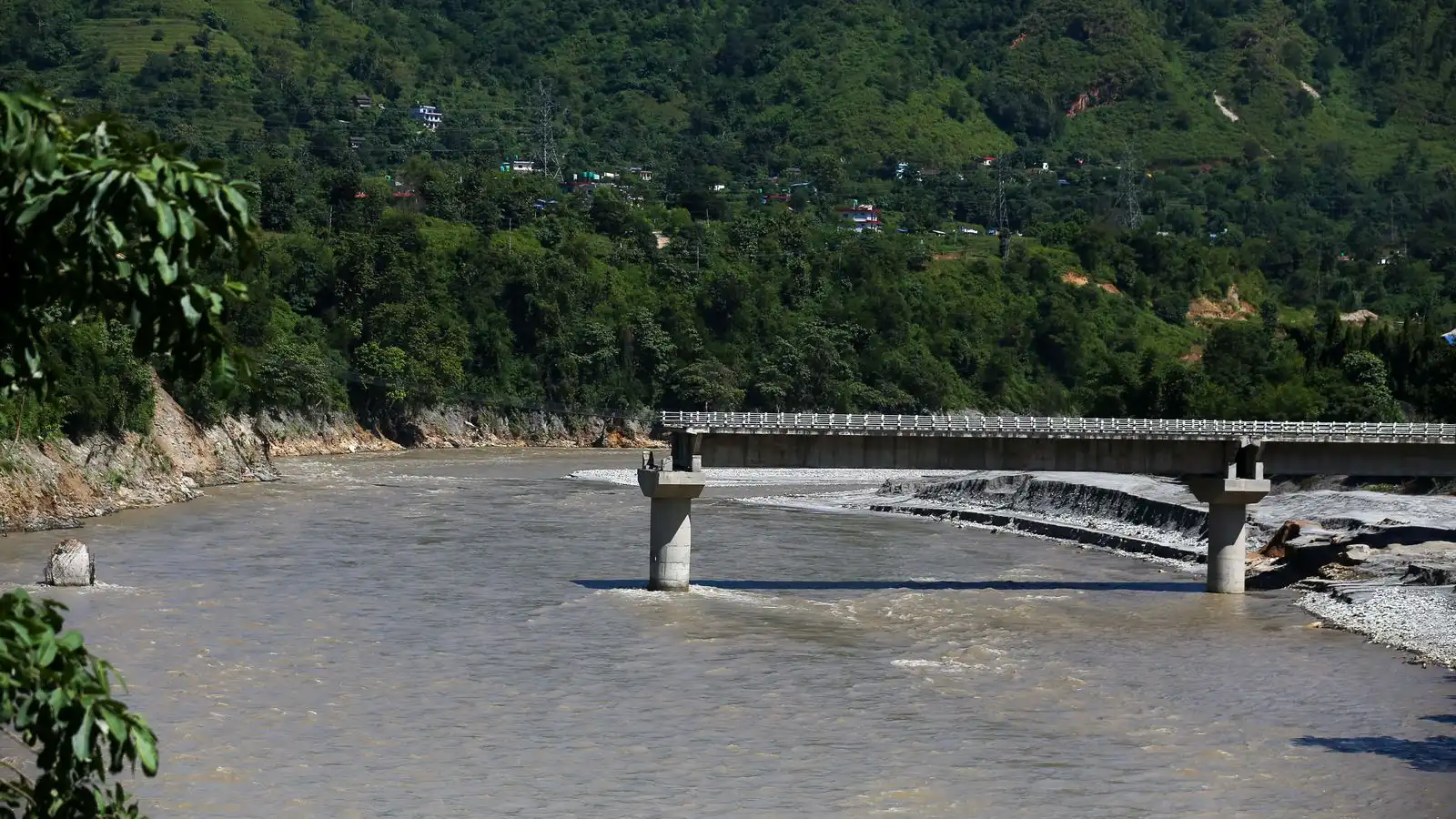 Nýtt flóð í Nepal hreif með sér brýr og hús - Vísir
