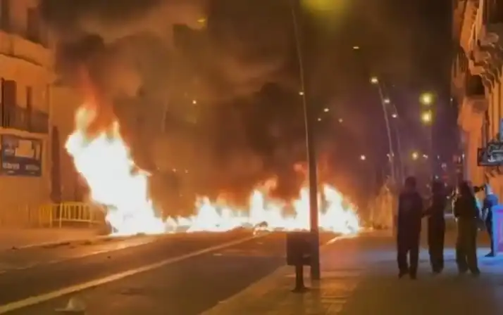 Óeirðarseggir kveiktu í skóla meðan nemendur og blaðamenn voru ennþá inni