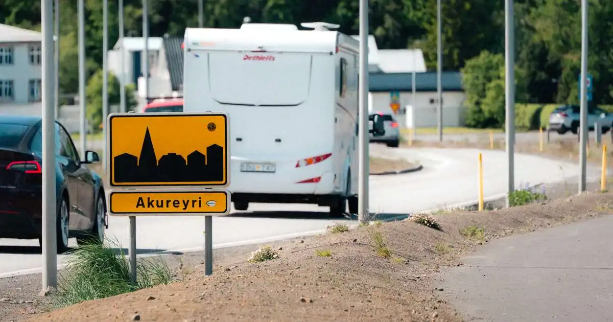 Öflug hæð milli Íslands og Skotlands kemur með sumarið á Norðausturland