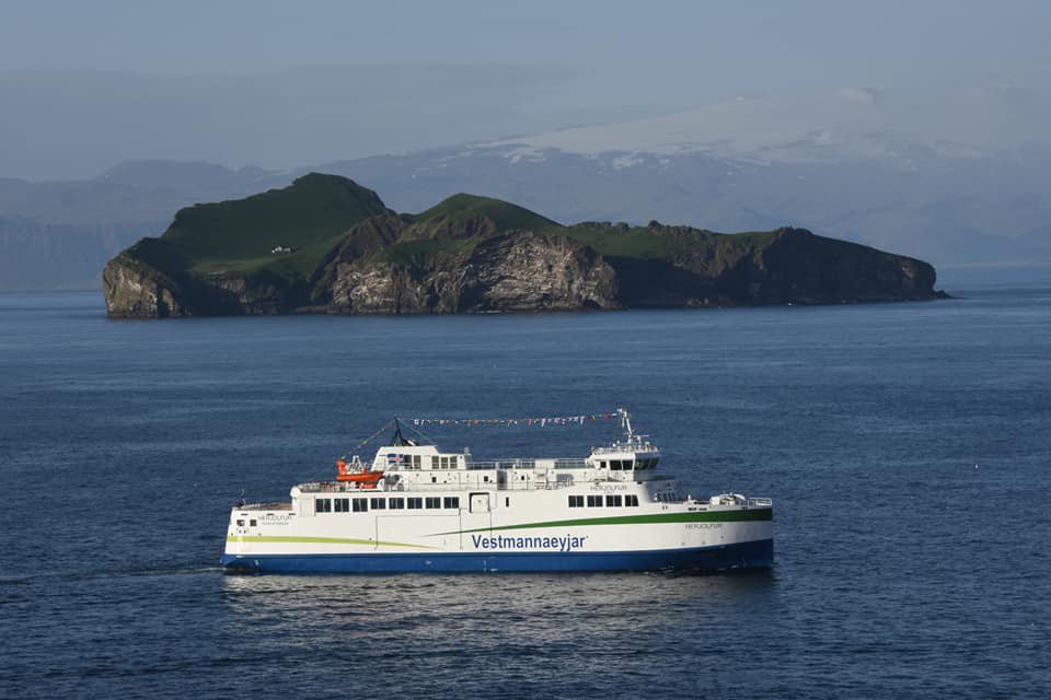 Ófremdarástand í Eyjum – Beið fram á nótt eftir syni sínum sem þurfti að ferðast í 11 tíma með Herjólfi - DV