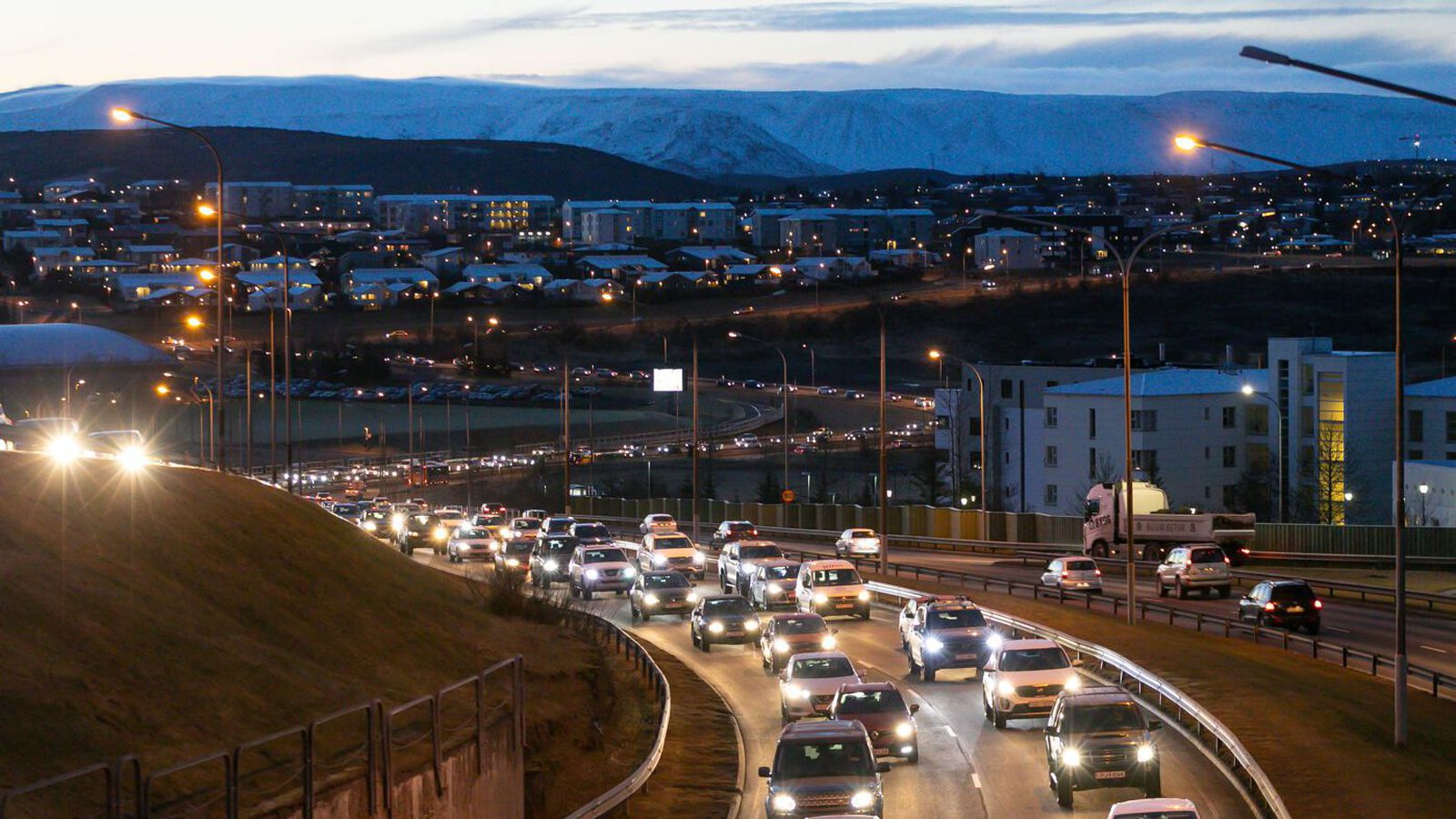 Ofur­ölvi reyndi að opna bíla í akstri - Vísir