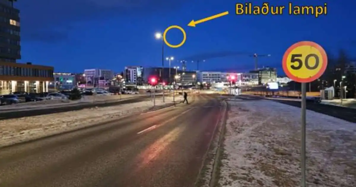 Ók yfir á rauðu þegar kona lést í umferðarslysi
