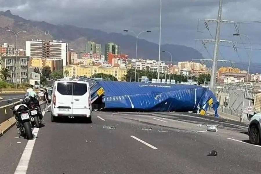 One dead after lorry overturns on motorway in Tenerife
