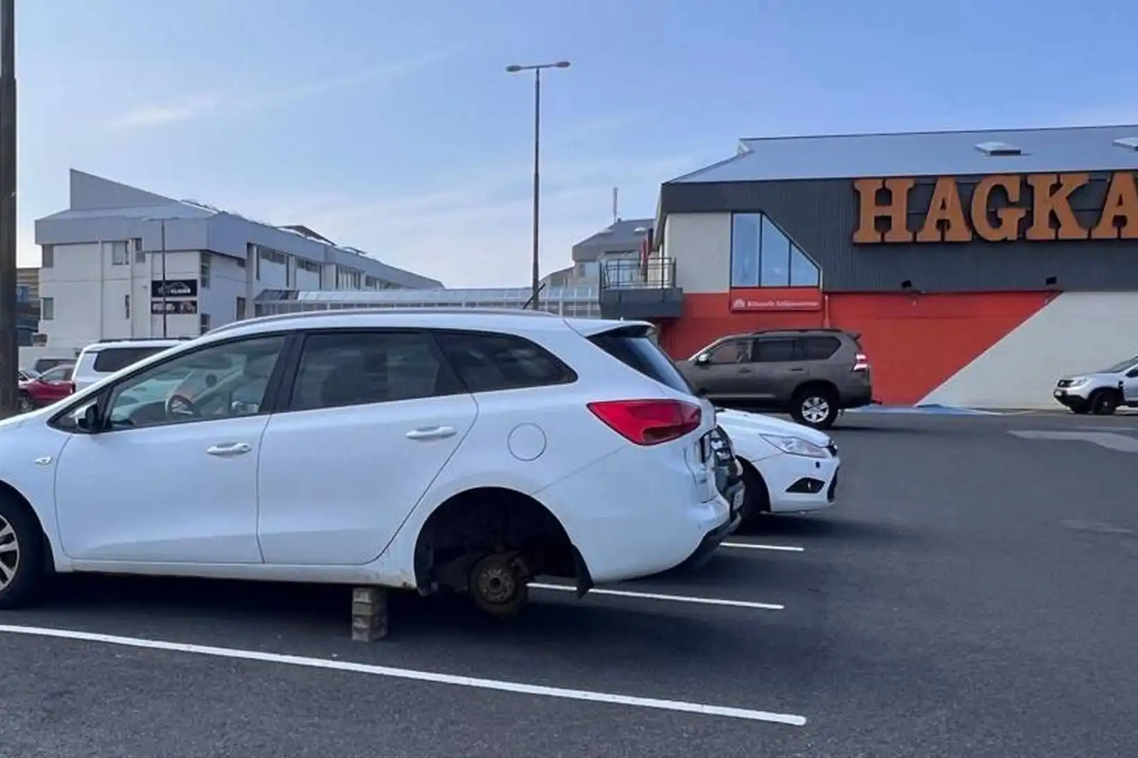 Óökufær ökutæki geymd á Eiðistorgi - MBL.IS