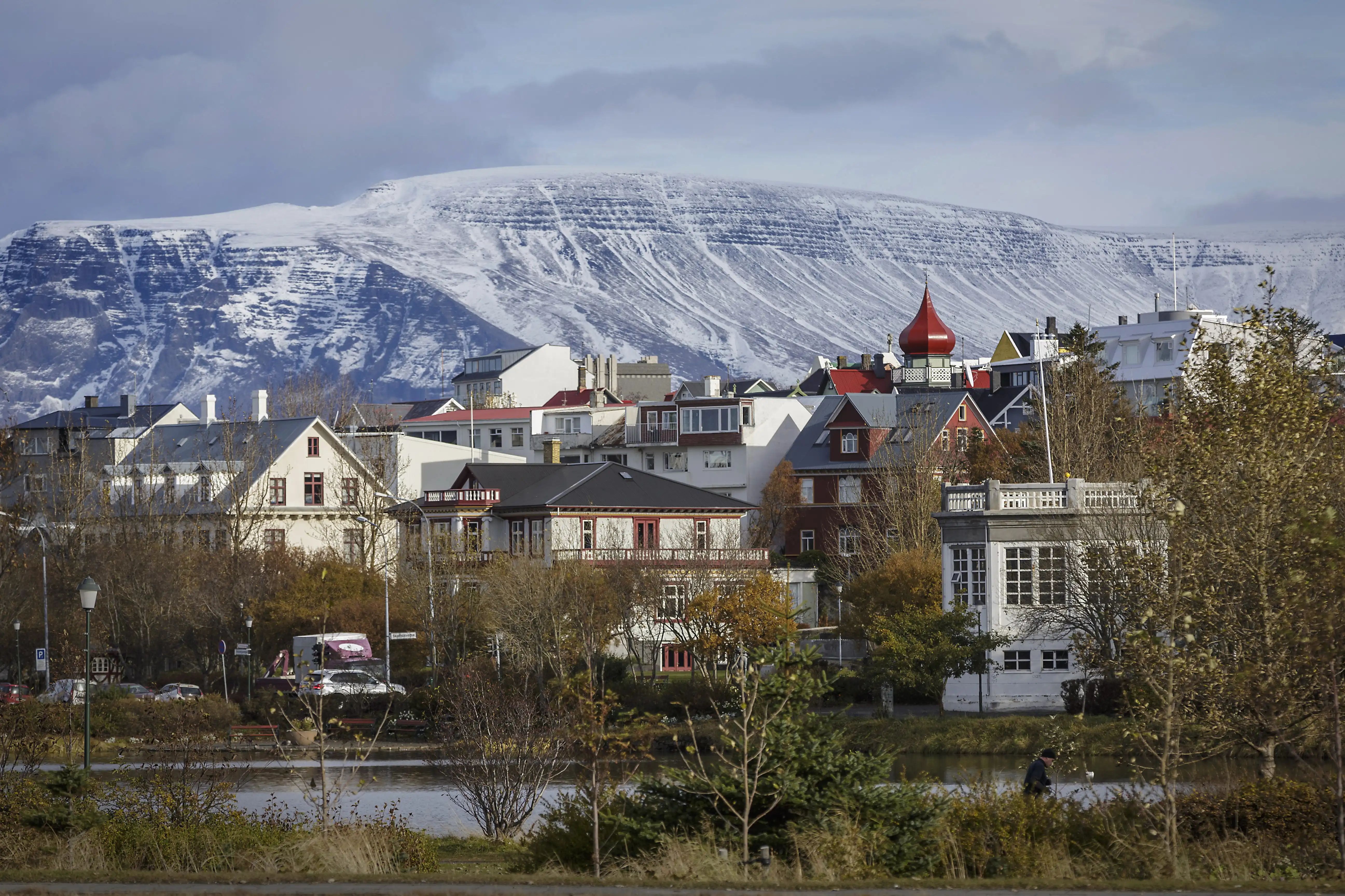 Ósáttir húseigendur í miðbænum þurfa að sætta sig við leyfislausan skúr nágrannanna