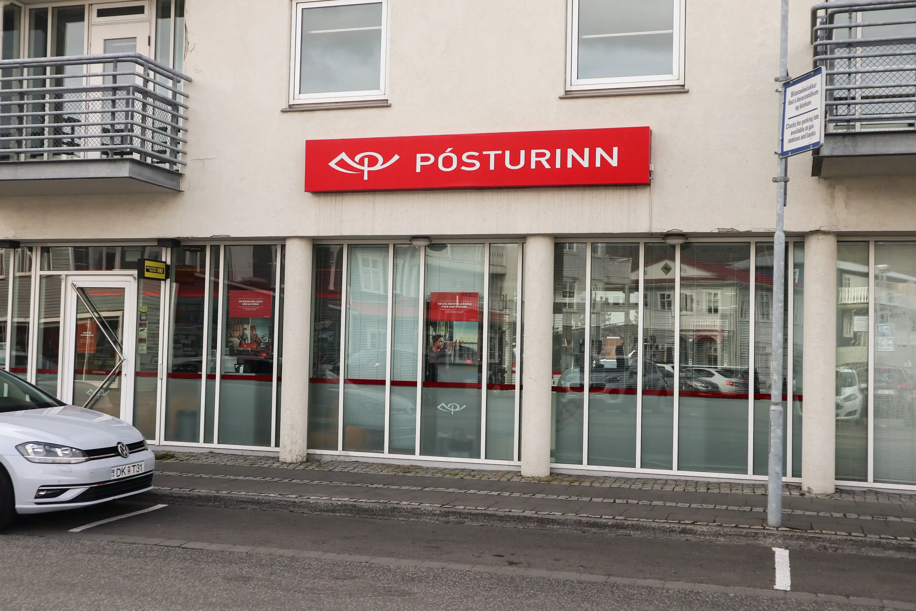 Ósáttur við framgöngu Íslandspósts eftir að sending með hnífum var stöðvuð