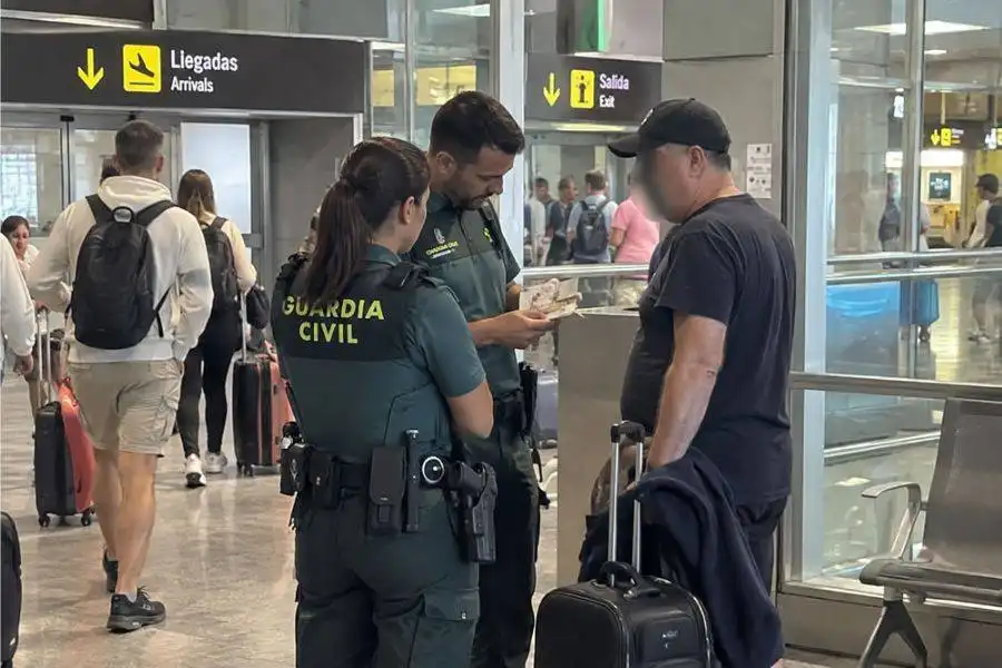 Passenger arrested after trying to spend fake euros on flight to Tenerife