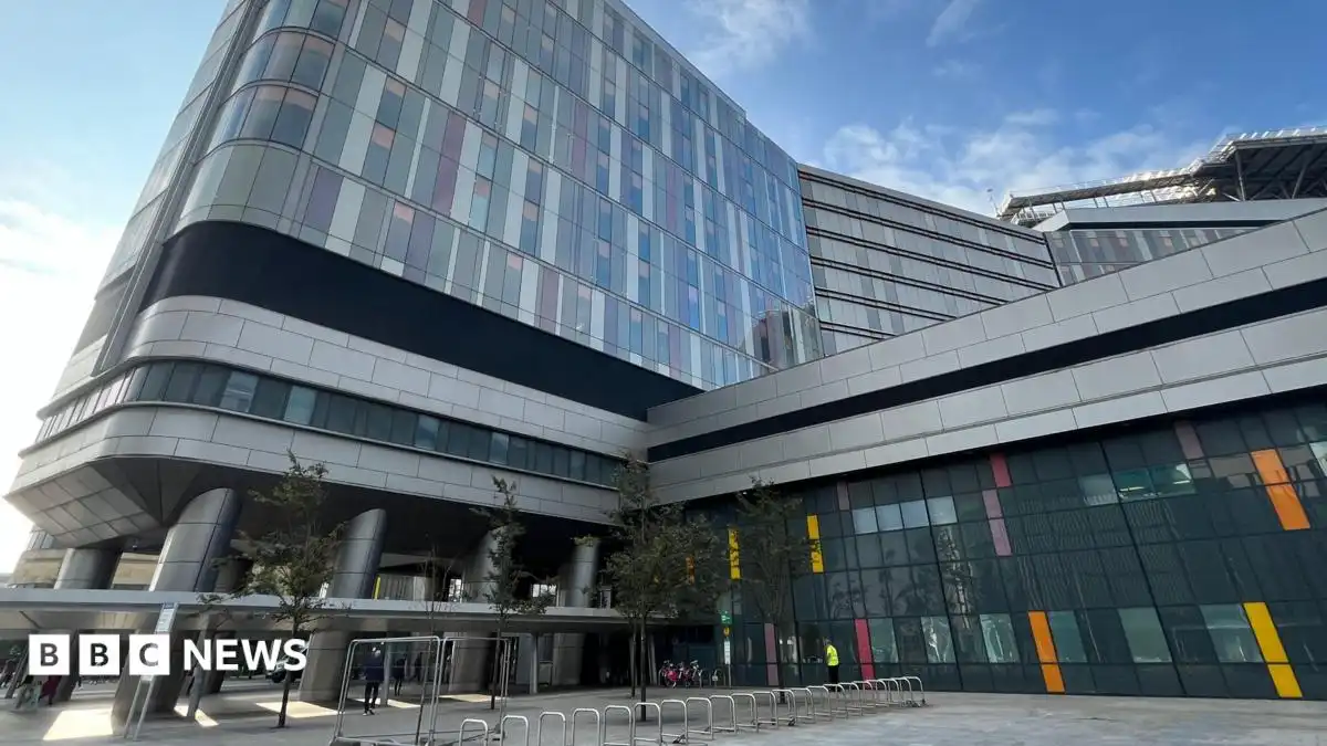 Patient tests negative after Ebola alert at Glasgow hospital