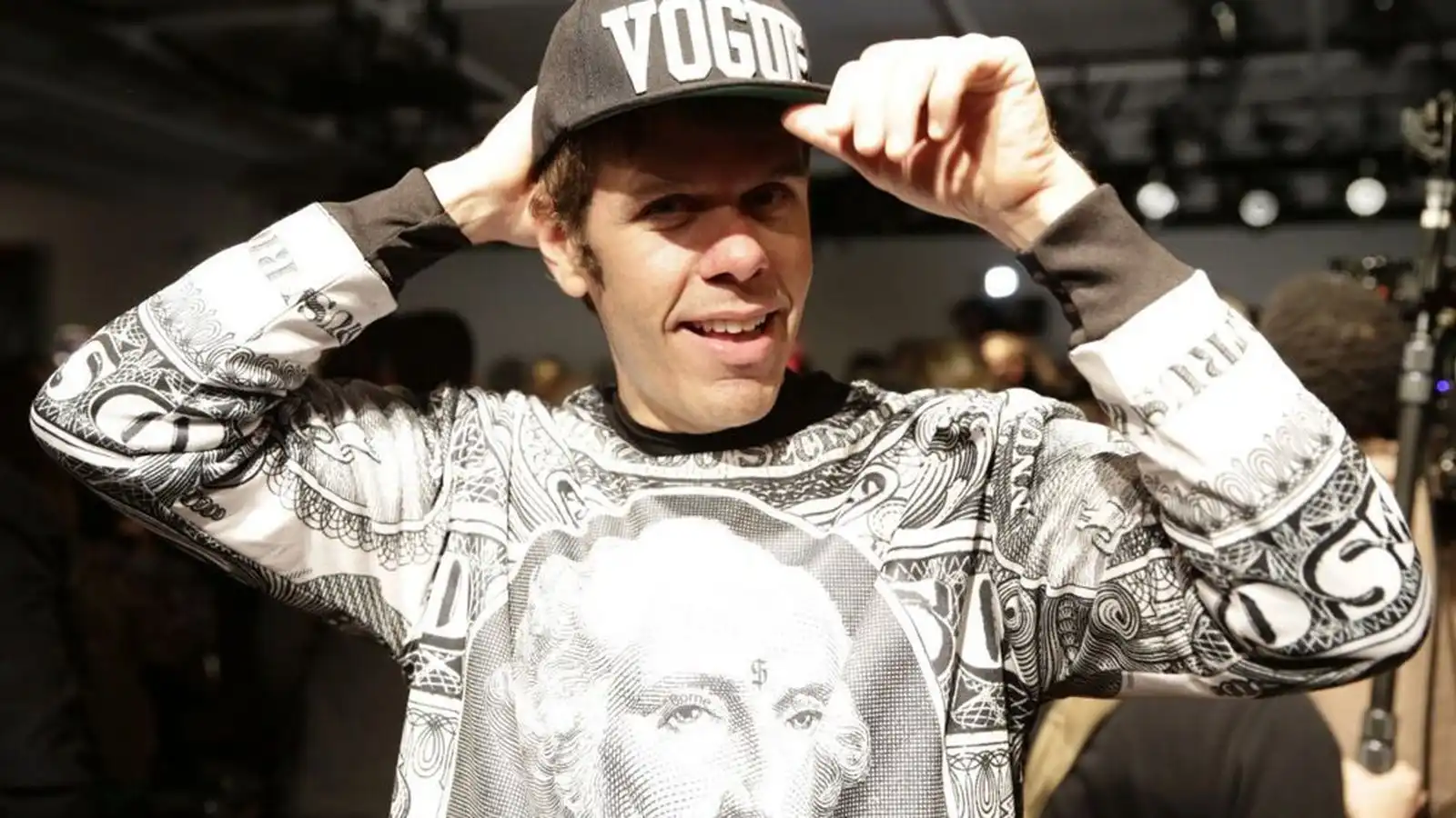 Perez Hilton fluttur á spítala eftir sjálfsskaða í beinu streymi - Vísir