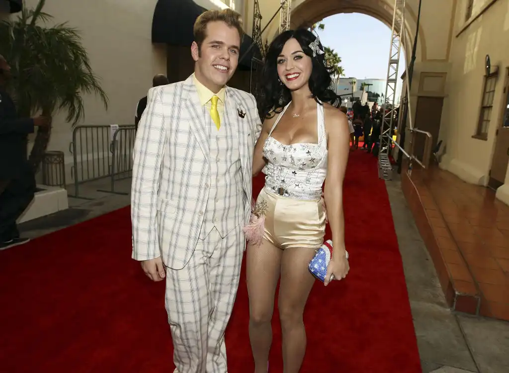 Perez Hilton telur að árið sé 2016 – Biður vini sína að sækja Katy Perry