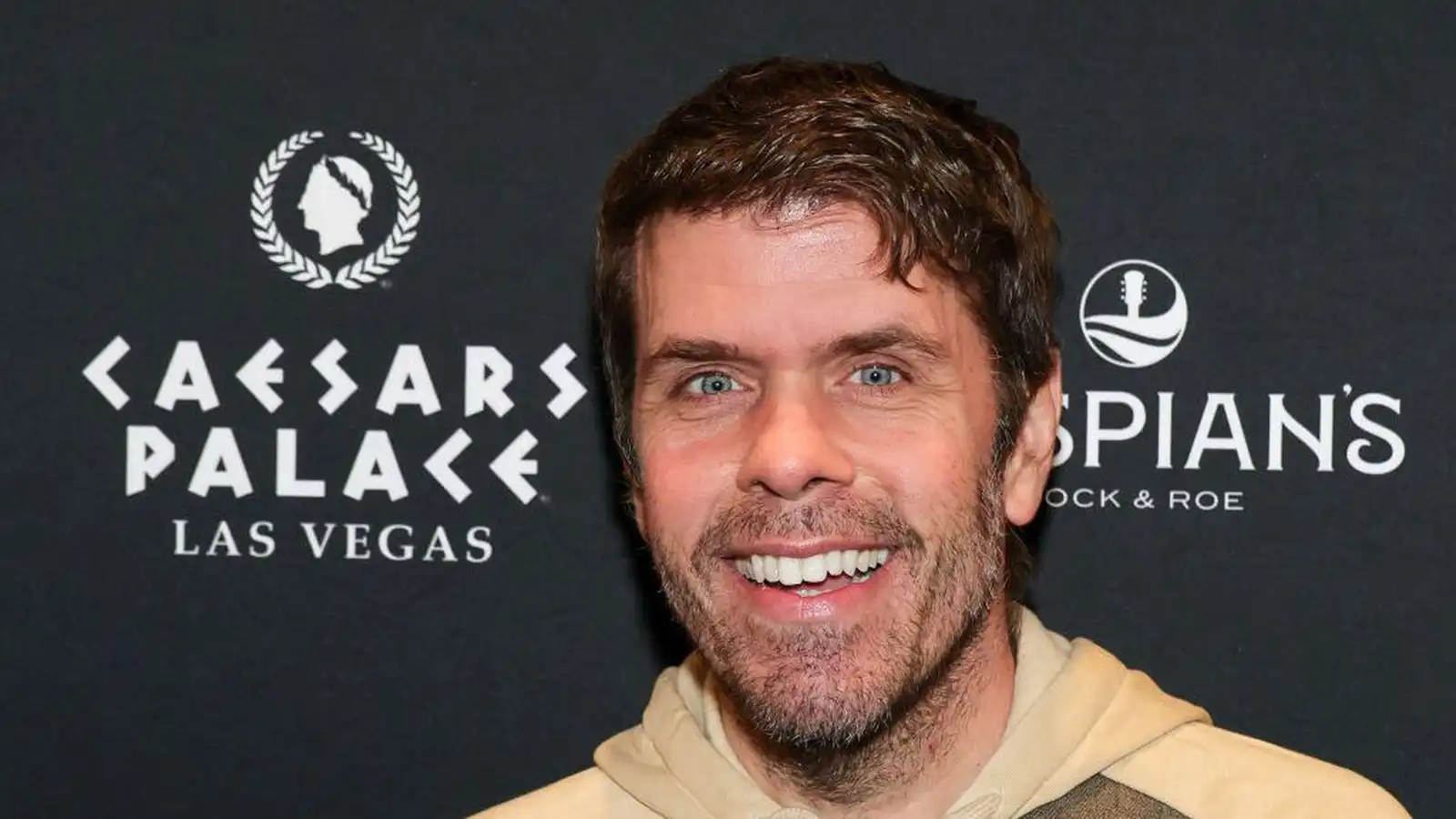 Perez Hilton þarf að fara í ­að­gerð eftir sjálfsskaða í beinu streymi á TikTok - Vísir