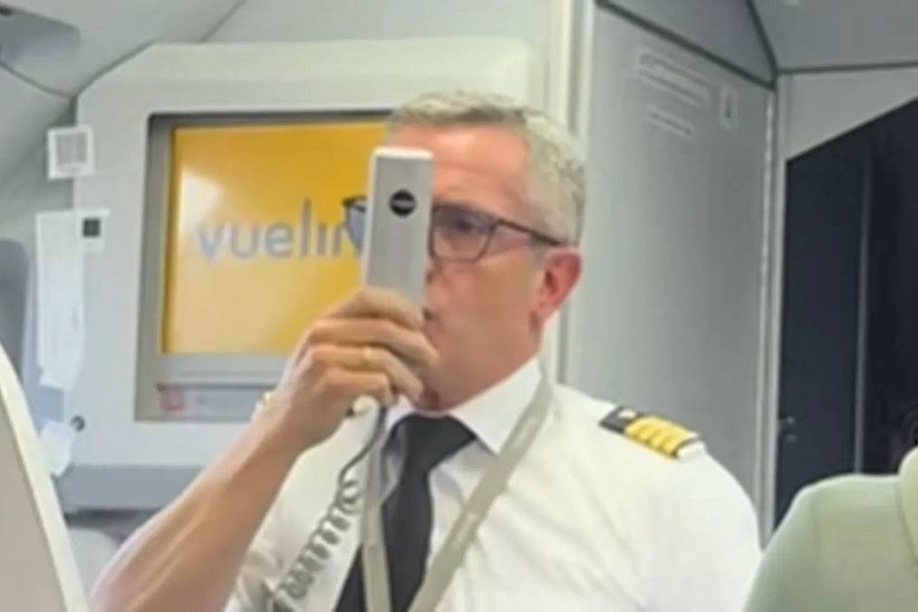 Pilot praised after emergency landing message goes viral on flight to Tenerife