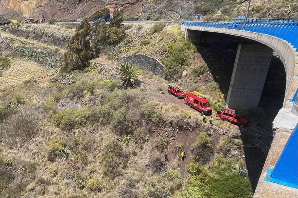 Police prevent young man from jumping from a bridge in south Tenerife