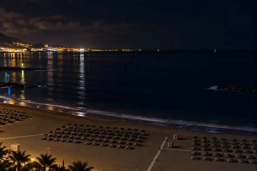 Police rescue young woman from sea in Playa de las Américas