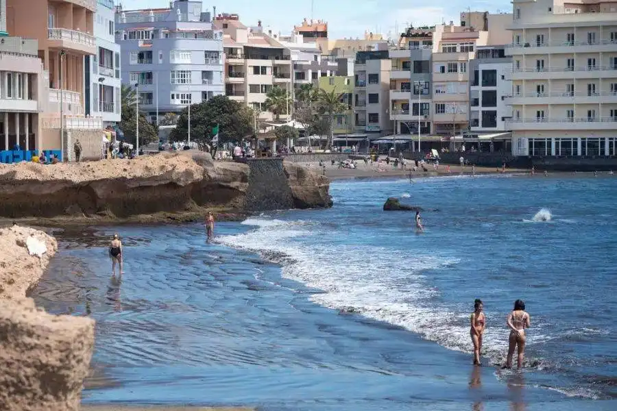 Popular beach in South Tenerife reopens after two-day swimming ban