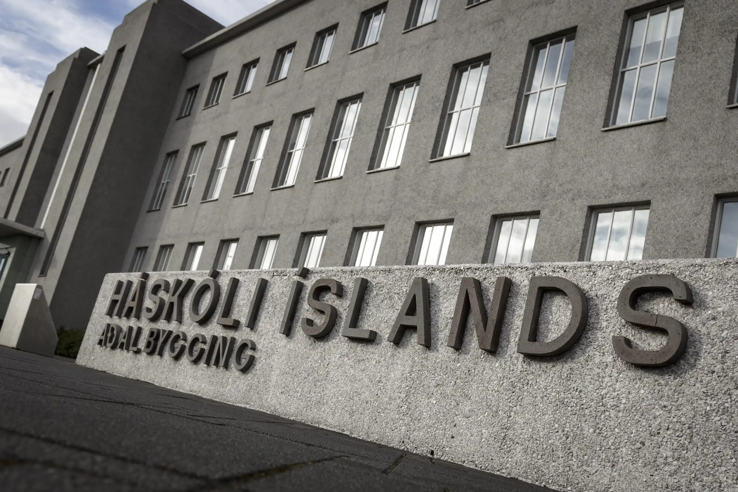 Prófessorar hótuðu Háskóla Íslands hárri skaðabótakröfu