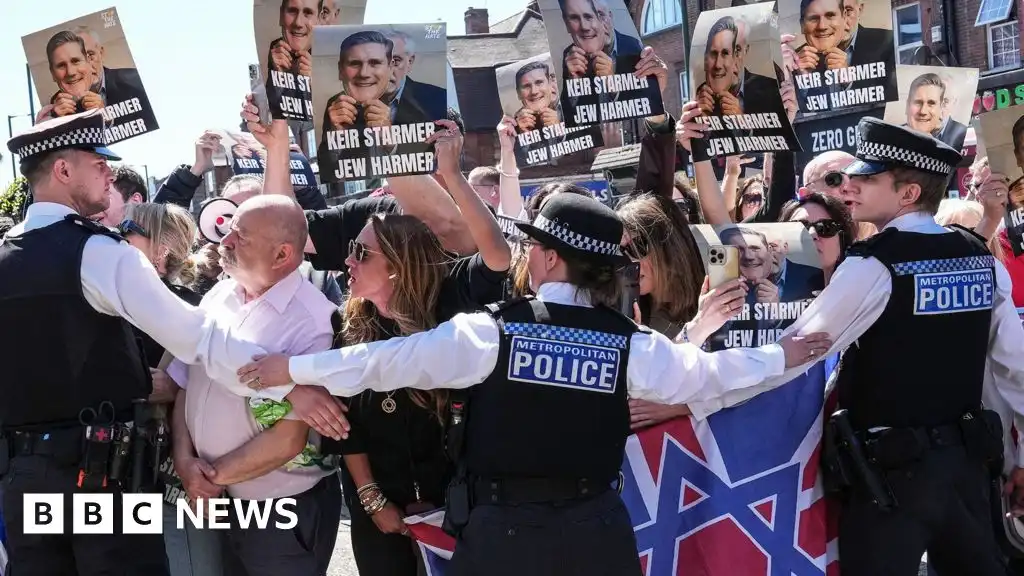 Protesters jeer as Starmer arrives in Golders Green