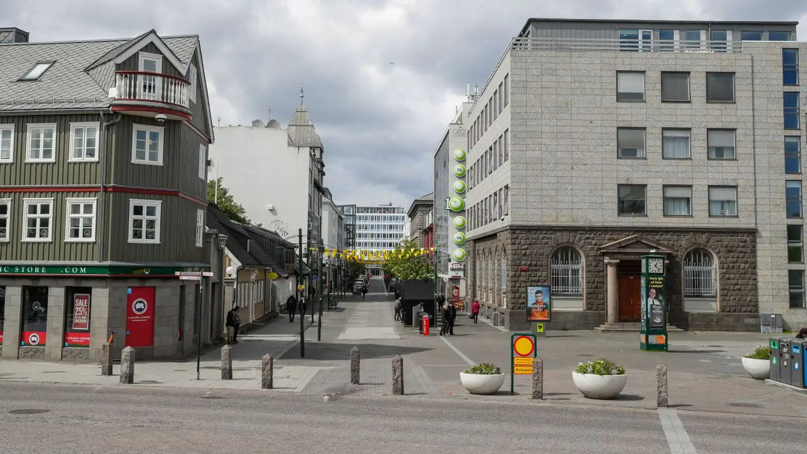 Ráðist á mann fyrir utan skemmti­stað í nótt - Vísir