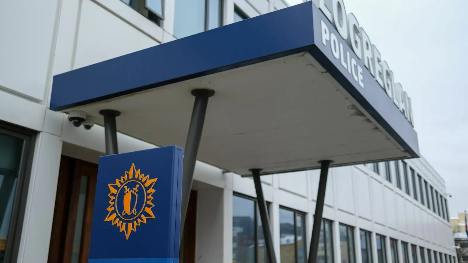 Rafvarnarvopn kom við sögu þar sem til­kynnandi um brot var hand­tekinn - Vísir