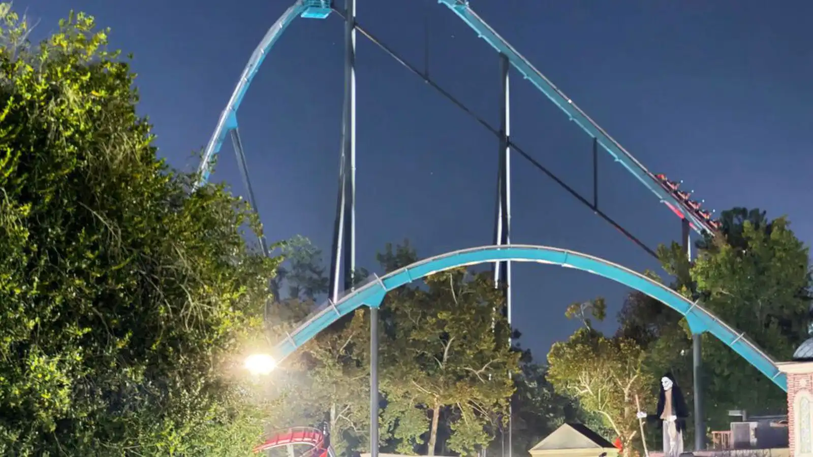 Rann­saka dauðs­fall í rússíbana í Six Flags - Vísir