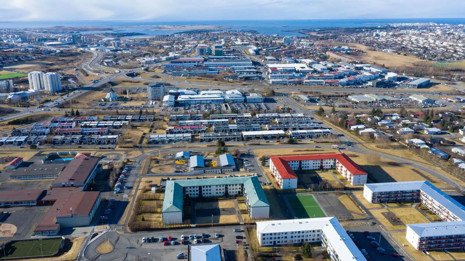 Reið­hjóla­maður fluttur á slysa­deild eftir á­rekstur - Vísir