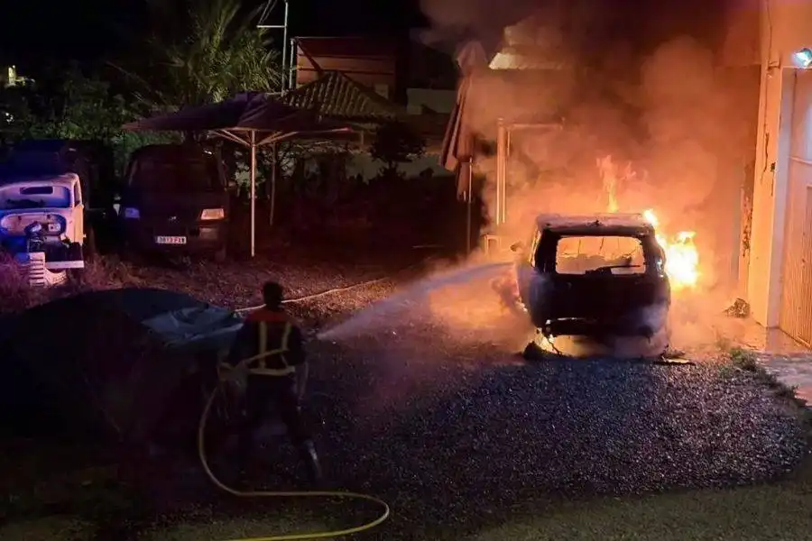 Residents evacuated from homes in Mogán due to car fire