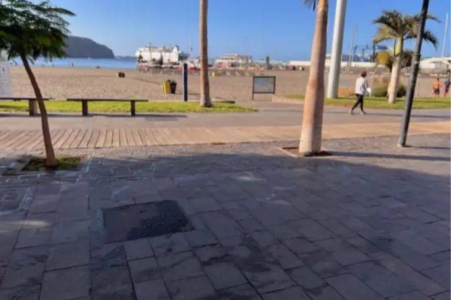 Restaurant owner found with serious knife wound to neck in Los Cristianos