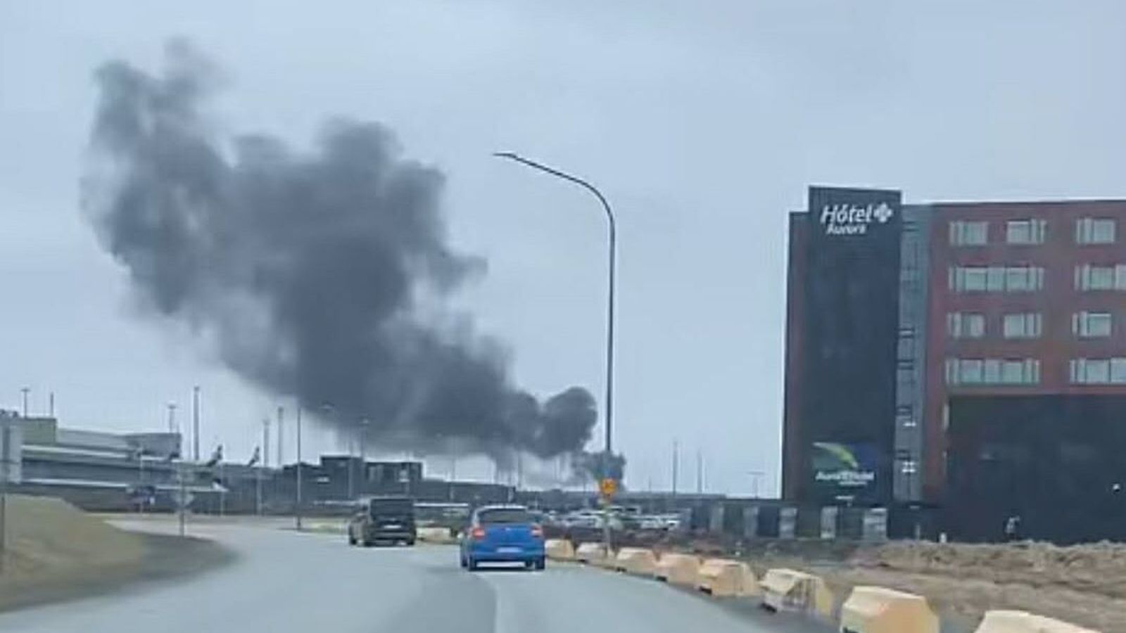 Reykur yfir Kefla­víkur­flug­velli reyndist vera æfing - Vísir