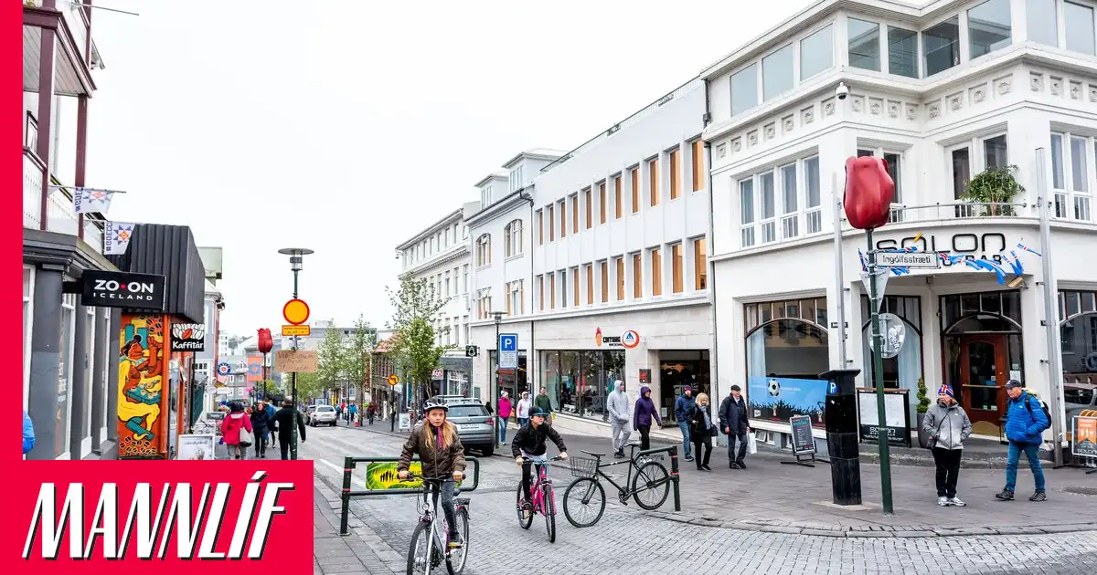 Reyndist hvort tveggja vopnaður og eftirlýstur í miðbænum