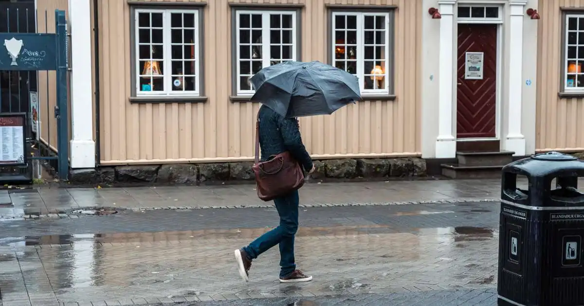 Rigningin læðist upp að landinu en kemst ekki langt