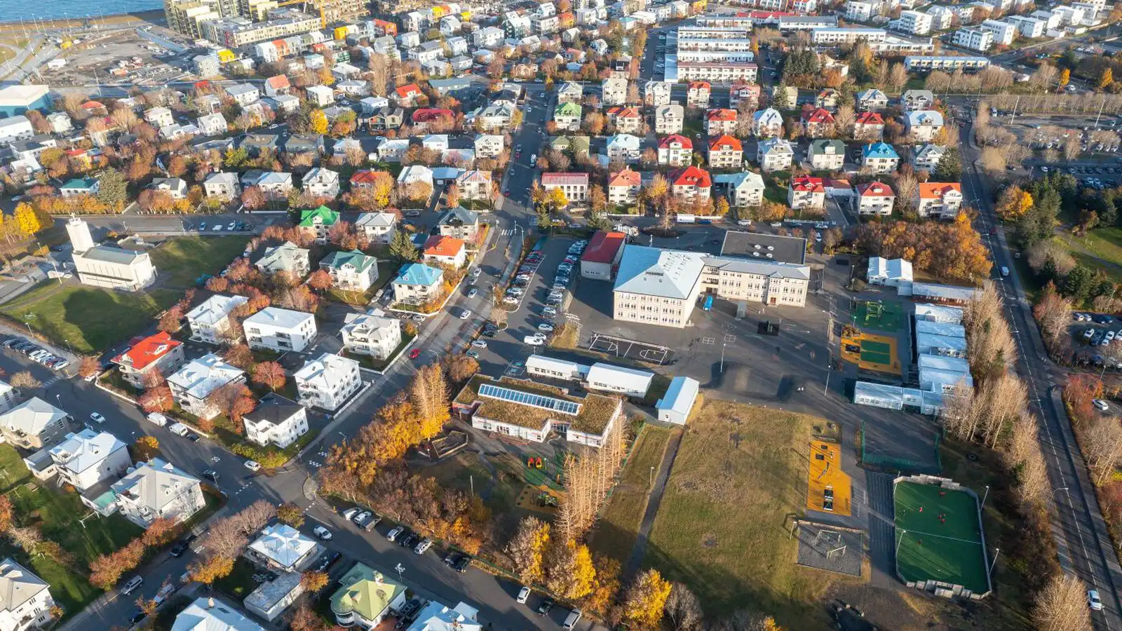 Ríkið borgar brúsann vegna lang­dregnar rann­sóknar á á­rás við skóla­lóð - Vísir