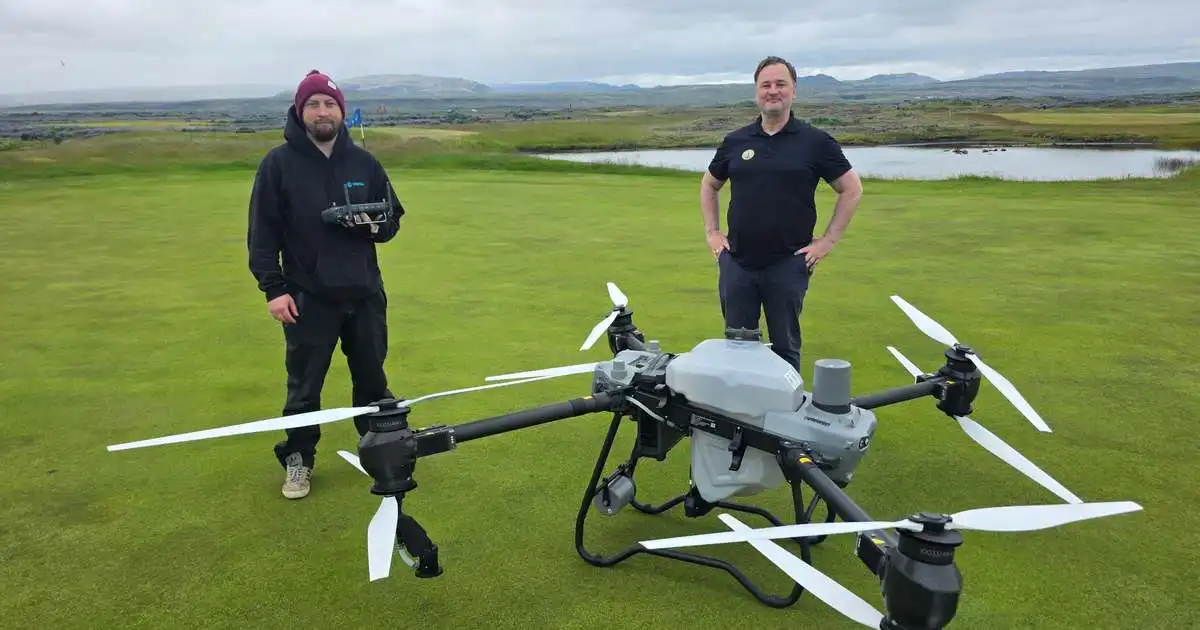 Risa dróni ber áburð á golfvöllinn í Þorlákshöfn
