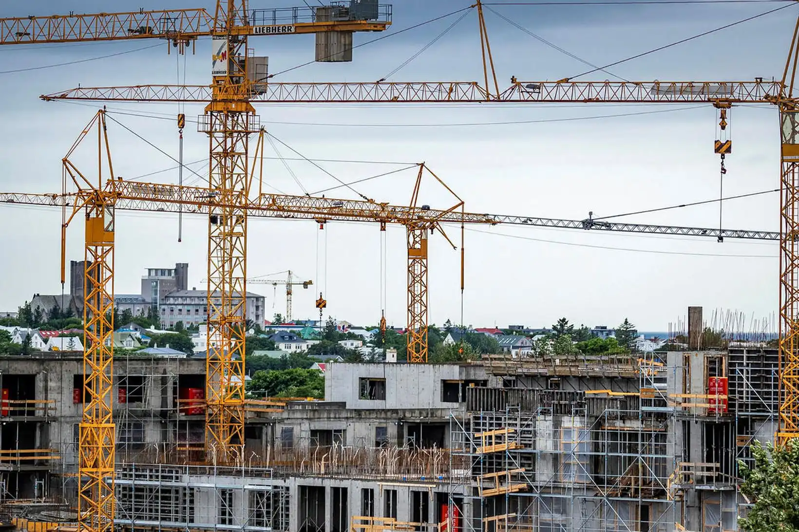 Risaframkvæmdirnar og tómu vasarnir: Hvert hverfa peningarnir okkar?