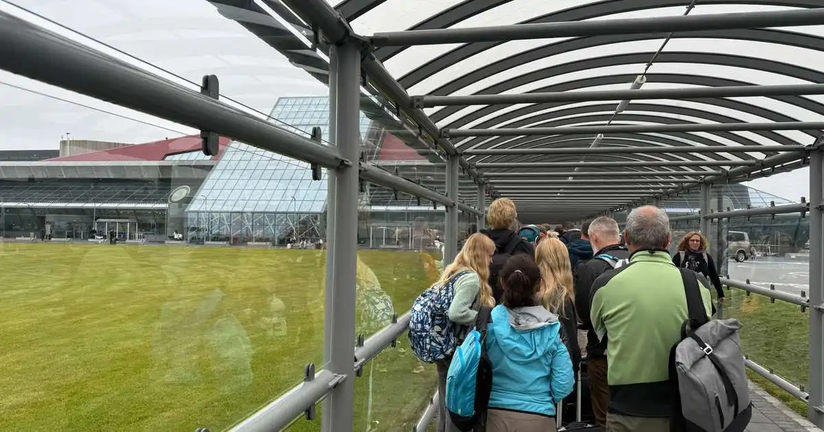 Röðin í öryggisleit á Keflavíkurflugvelli náði út fyrir flugstöðina