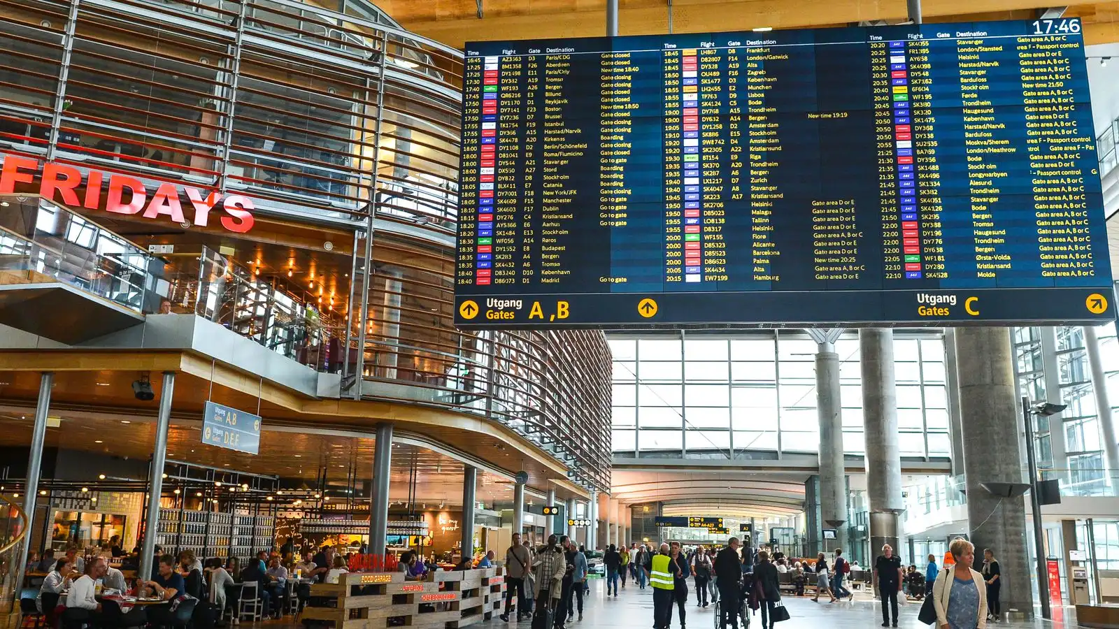 Rúm­lega hundrað flug­ferðum af­lýst og langar bið­raðir - Vísir