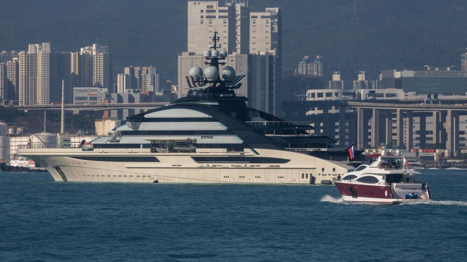 Rúss­nesk lúxussnekkja fór um Hormús-sund án vand­ræða - Vísir