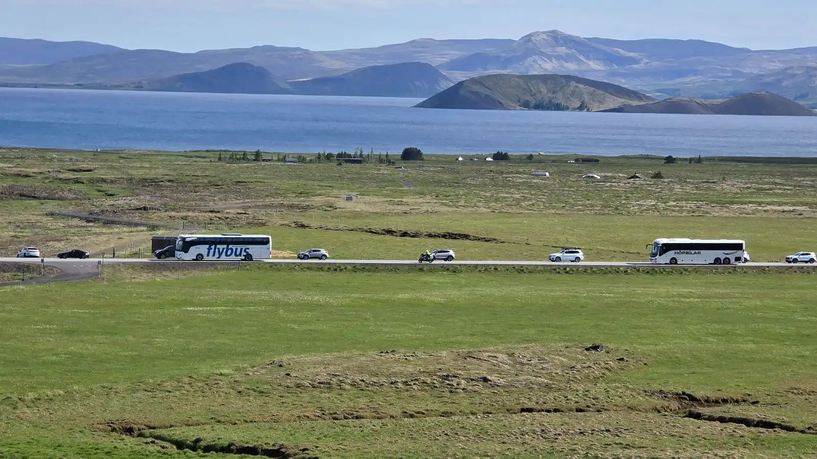 Rútum ekið í for­gangs­akstri fram fyrir bílaröðina - Vísir