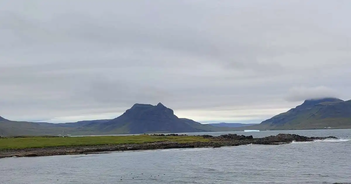 Sæmilega stór borgarísjaki í Norðurfirði