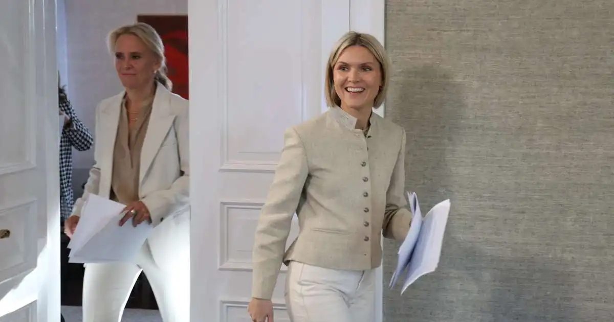 Samfylkingin áfram stærst