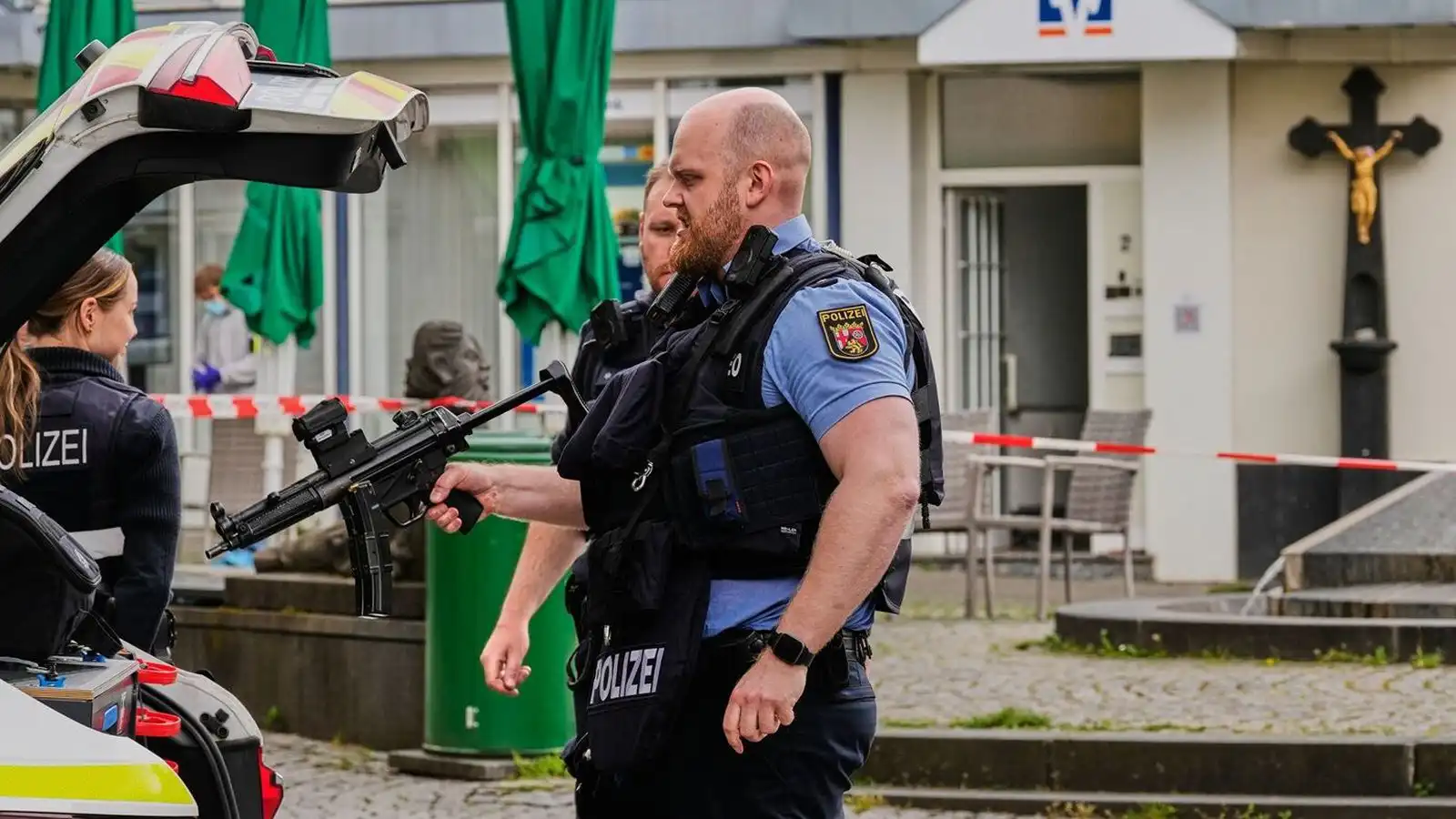 Sátu um tóman banka í sex tíma - Vísir
